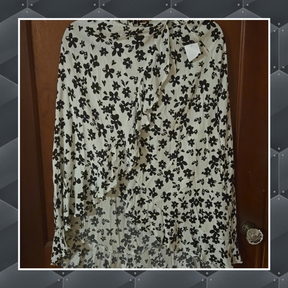 Kendall & Kylie Dresses & Skirts - Nwt kendall and kylie floral Black and Cream Women's skirt size xs (bin xl)